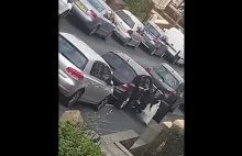 Arabowie wysiadaja z auta