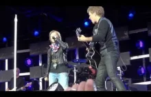 Bon Jovi zaprasza dzieciaka na scenę...