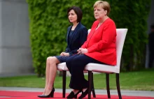 Angela Merkel znów siedziała podczas odgrywania hymnów