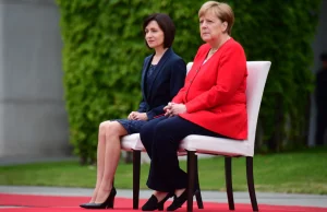 Angela Merkel znów siedziała podczas odgrywania hymnów