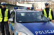 Policjanci zawieźli do szpitala rodzącą kobietę