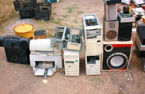 Dzień z życia śmieciarza. Kosze na śmieci pełne telewizorów, komputerów i...