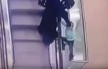 5-latka spadła z ruchomych schodów