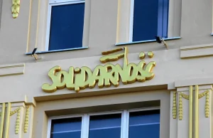 Logo 'Solidarności' zamienione na złote