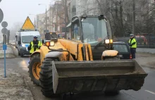 2,5-letnie dziecko zginęło pod kołami koparki w Toruniu.