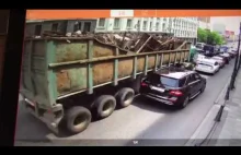 Ciężarówka wyładowana złomem taranuje samochody