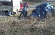 Ul. Azaliowa: Wyrzucił worki ze śmieciami na trawę w biały dzień...