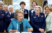 Hillary Clinton podpisująca zakaz ejakulacji w otoczeniu kobiet wygrywa internet