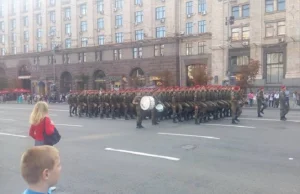 Polscy żołnierze maszerują w Kijowie - Rosjanie histeryzują