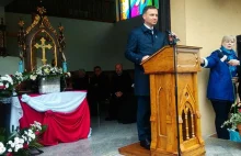 Andrzej Duda prowadzi kampanię wyborczą w kościele.