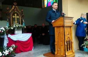 Andrzej Duda prowadzi kampanię wyborczą w kościele.