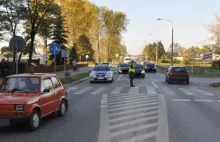 97-latek potrącił "maluchem" dwie osoby na przejściu dla pieszych.