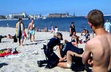 Idiota na plaży w Gdyni przy interwencji Policji