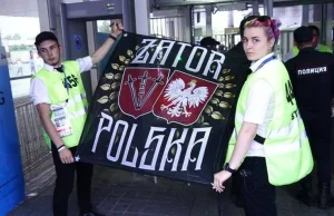 Taka heca na mundialu, FIFA aresztuje flagę Polaków z herbem Zatora....