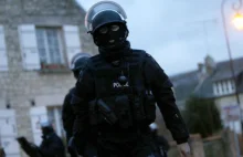 Spadochroniarze na ulicach Paryża. Miasto jak oblężona twierdza