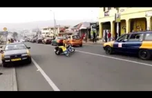 Szalony motocyklista w Ghanie