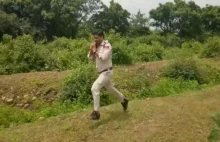 Indyjski policjant ratuje szkołę przed wybuchem 10- kilogramowej bomby. [eng]