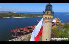 Wielka flaga Polski na latarni morskiej w Świnoujściu