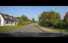 Dzieciak skacze pod samochód