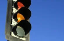 Zielone światło dla sygnalizacji świetlnej na kolejnym skrzyżowaniu