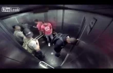 Dostał sraczki w windzie!