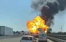 Potężna eksplozja ciężarówki na autostradzie Bolonii [WIDEO]