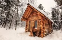 Jeden człowiek buduje chatkę w kanadyjskim lesie