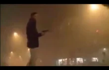 Film pokazujący muzułmańskich imigrantów w Berlinie strzelających z broni.