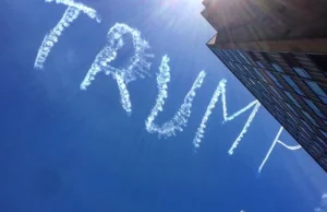 Kobiety na Marszu Kobiet w Sydney strollowane przez pilota napis TRUMP na niebie
