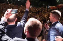 Poseł Borys Budka wykonuje gest „Heil Hitler” przed Sejmem. Faszystowski...