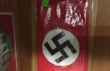 Akcesoria ze swastykami i popiersie Hitlera w sklepie z pamiątkami
