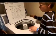 Chłopczyk z autyzmem napi***ala rytmy na pralce niczym