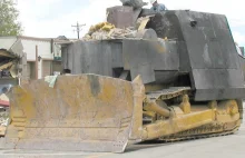 Mężczyzna w czołgu samoróbce demoluje miasteczko. [eng]