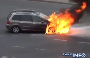 Auto w ogniu na stołecznym Targówku