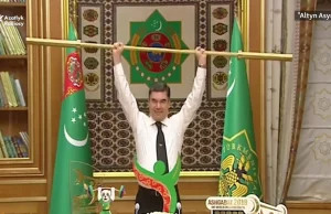 Prezydent Turkmenistanu podniósł złotą sztangę jak piórko WIDEO