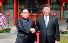 Historyczne spotkanie Xi Jinpinga i Kim Dzong Una. W tle rozmowy o...