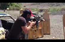 Keanu Reeves na strzelnicy.