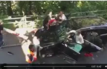 [+18] Imigranci zatrzymują samochód i atakują matkę z dzieckiem. NIEMCY.