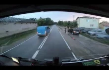 Bus wyprzedza na podwójnej ciągłej i wpada prosto w ręce policji.