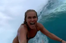 Ładna surferka złapała falę