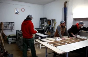 Ludzie którzy w garażu produkują deski snowboardowe