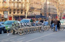 Paryż legalizuje przejazd rowerem na czerwonym świetle.