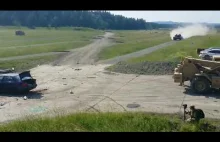 Rozpędzony Leopard 2A4 przejeżdża po samochodzie