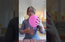 Położna, przy pomocy piłeczki i balona, pokazuje jak przebiega poród.