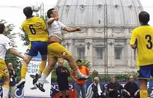Futbol w cieniu Bazyliki św. Piotra