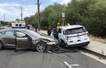 Tesla zderzyła się na Autopilocie z wozem policyjnym. Pojazdy...