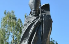 Nowy Sącz. Znieważył pomnik papieża, został ujęty przez świadka