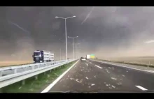 Straszna burza nagrana na autostradzie w...