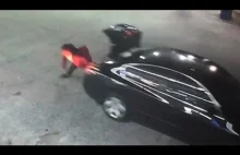 Porwana kobieta uwalnia się z bagażnika samochodu kiedy porywacz odjeżdża