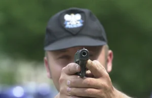 Policjanci unikają używania broni, bo się boją